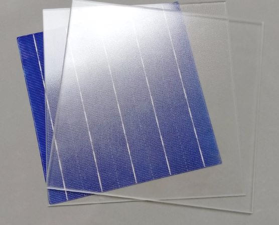 Lớp kính cường lực bảo vệ các tế bào quang điện giúp hấp thụ ánh sáng mặt trời hiệu quả