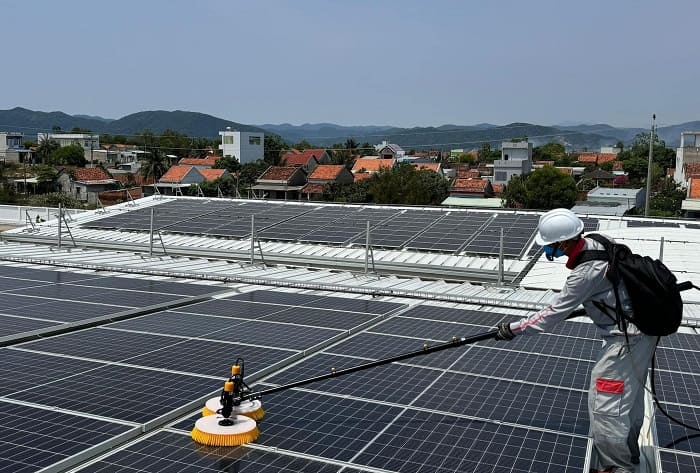 Thực hiện bảo dưỡng các tấm pin định kỳ để đảm bảo hiệu suất hoạt động của hệ thống Thực hiện bảo dưỡng các tấm pin định kỳ để đảm bảo hiệu suất hoạt động của hệ thống