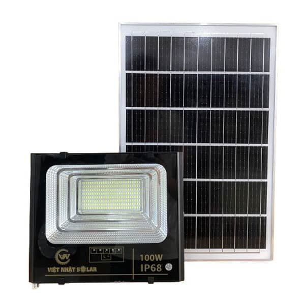 Tấm thu năng lượng mặt trời 100W phù hợp với các thiết bị có công suất nhỏ