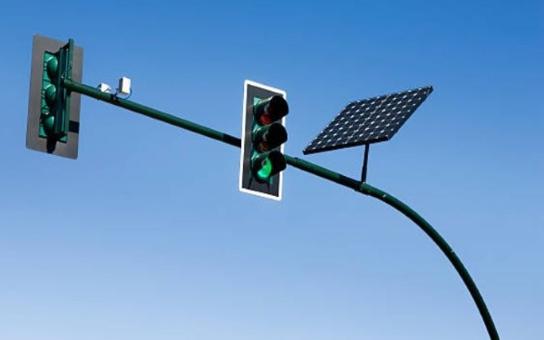 Tấm thu năng lượng mặt trời 100W sử dụng để lắp đặt đèn giao thông trên các tuyến đường