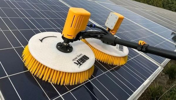 Chổi lau pin mặt trời là dụng cụ tích hợp điều khiển thông minh giúp vệ sinh tấm pin dễ dàng và hiệu quả Chổi lau pin mặt trời là dụng cụ tích hợp điều khiển thông minh giúp vệ sinh tấm pin dễ dàng và hiệu quả