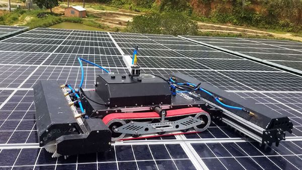 Robot vệ sinh tấm pin có thể điều khiển từ xa, hoạt động hoàn toàn tự động