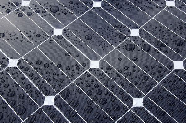 Điều kiện thời tiết như mưa bão lớn có thể làm suy giảm tuổi thọ tấm pin mặt trời