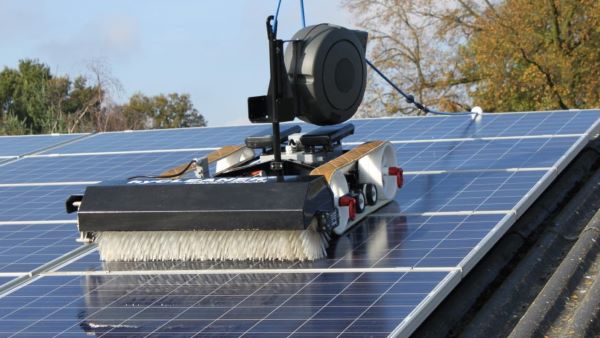 Vệ sinh tấm pin mặt trời định kỳ là một trong các cách để kéo dài tuổi thọ tấm pin