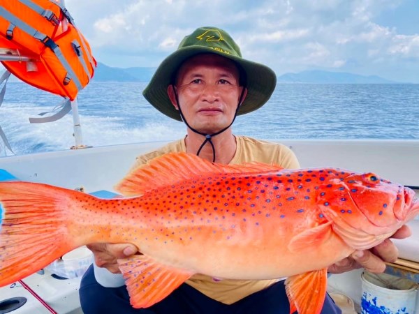 Hình ảnh anh chủ quán Tuấn Biển vô cùng chân chất, hiền lành, dễ mến