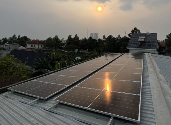 Khi trời tối và đã sử dụng hết điện mặt trời thì hệ thống tự động lấy điện lưới bù vào