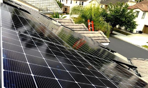 Lắp đặt hệ thống điện năng lượng áp mái vừa giảm tiền điện, vừa bảo vệ môi trường