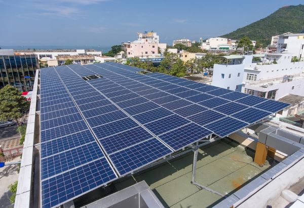 Chi phí lắp đặt điện năng lượng mặt trời áp mái hiện nay đã giảm đến 65% 