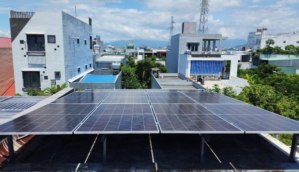 Với mỗi kW công suất, tấm pin có thể sản sinh ra 4-5kWh điện Với mỗi kW công suất, tấm pin có thể sản sinh ra 4-5kWh điện