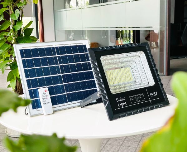 Đèn năng lượng mặt trời 200W tiết kiệm chi phí đáng kể