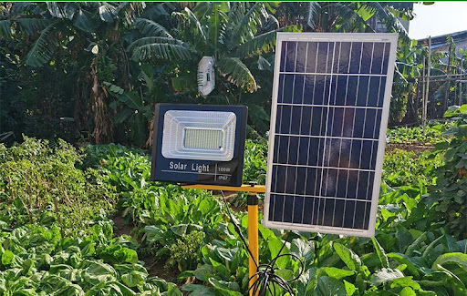 Kinh nghiệm chọn mua đèn pha năng lượng mặt trời chất lượng cao