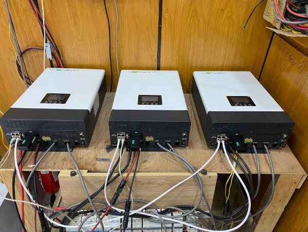 Lỗi thường gặp khi lắp đặt inverter năng lượng mặt trời 5kW cần nắm