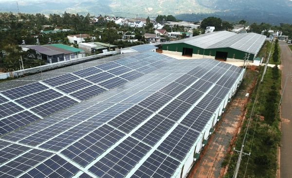 Hệ thống pin mặt trời ứng dụng áp mái nhà xưởng, tạo ra nguồn điện dồi dào